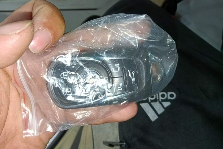 Used Buick GL8 2022 ES Land Cruiser 653T Luxury Model Vehicle Key