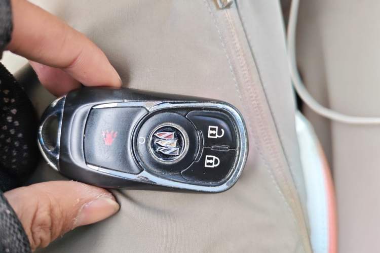 Used Buick GL8 2022 Land Cruiser Executive Class 652T Comfort Model Vehicle Key