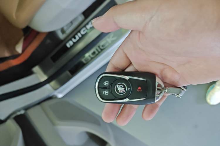 Used Buick GL8 2022 Land Cruiser Executive Class 652T Comfort Model Vehicle Key