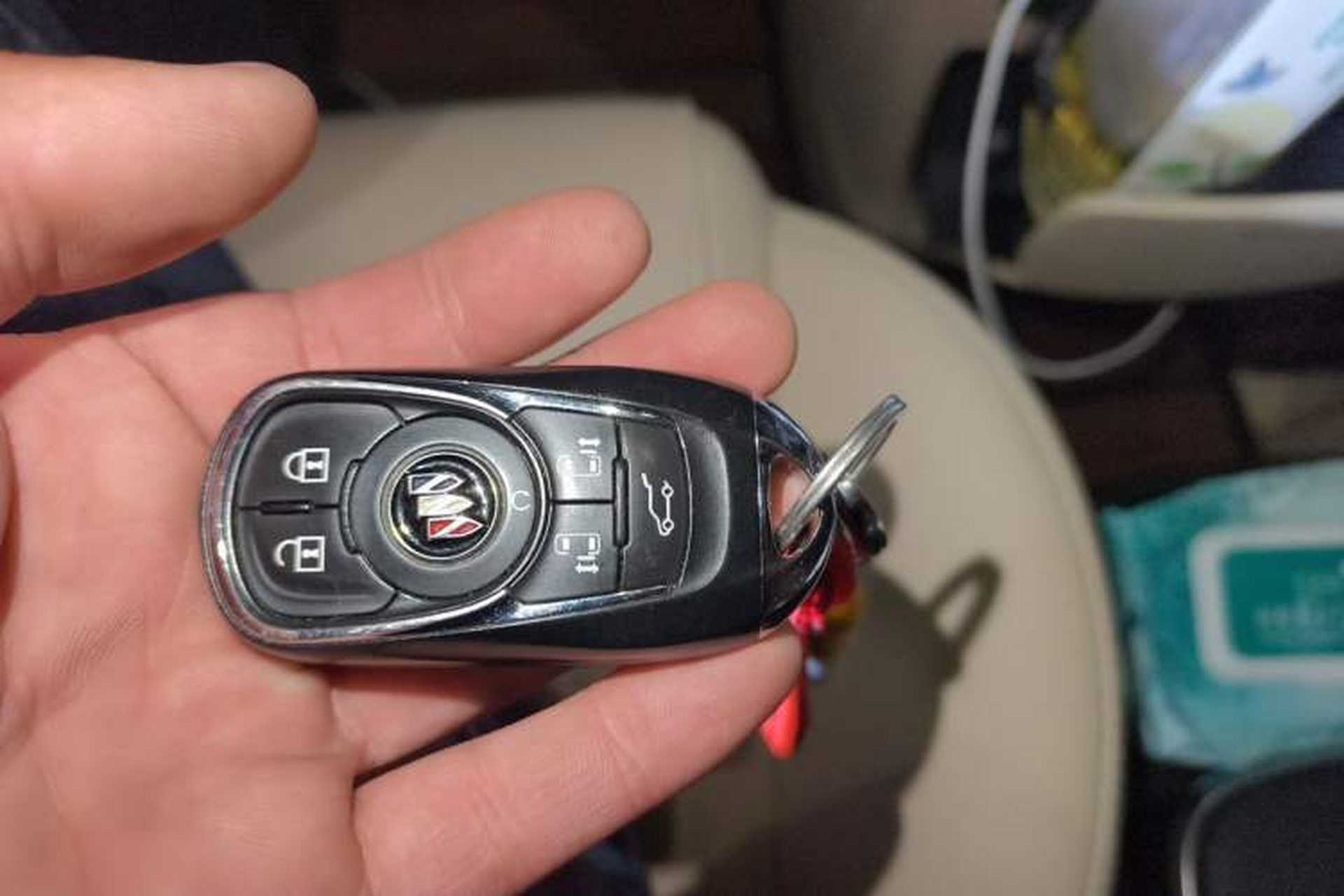 Used Buick GL8 2022 ES Land Cruiser 653T Luxury Model Vehicle Key