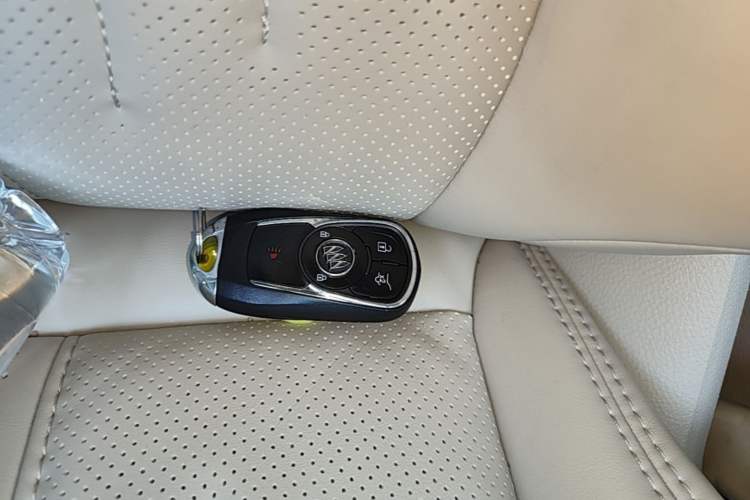 Used Buick GL8 2022 Land Cruiser Executive Class 652T Comfort Model Vehicle Key