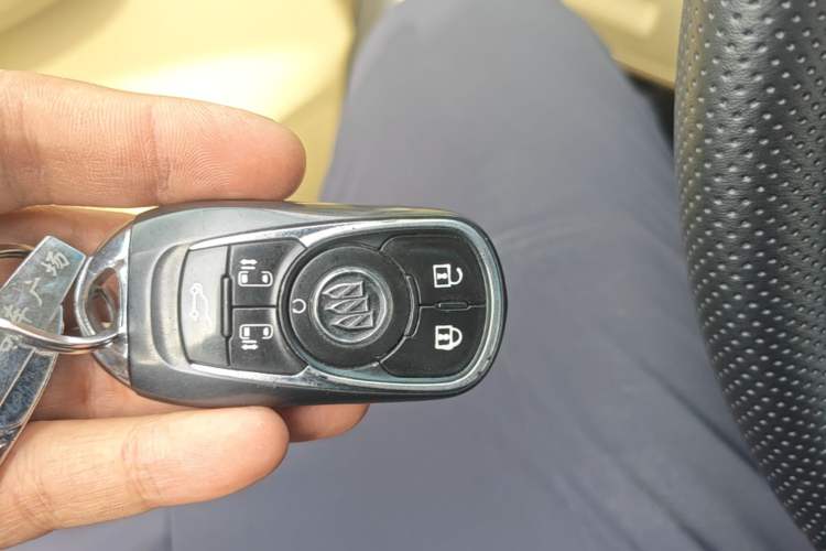 Used Buick GL8 2022 ES Land Cruiser 653T Luxury Model Vehicle Key
