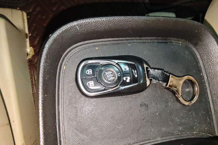 Used Buick GL8 2022 ES Land Cruiser 653T Luxury Model Vehicle Key
