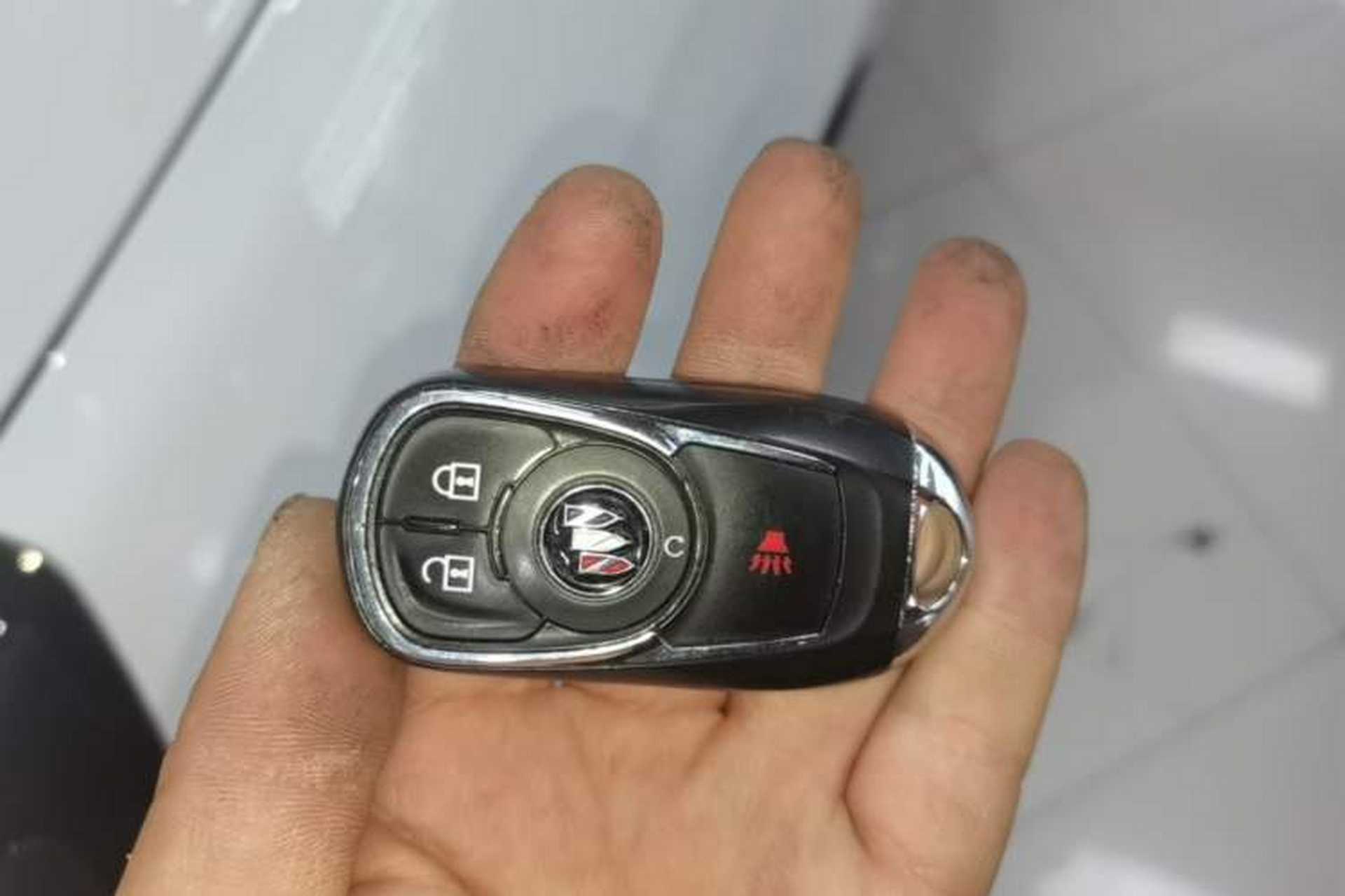 Used Buick GL8 2022 Land Cruiser Executive Class 652T Comfort Model Vehicle Key