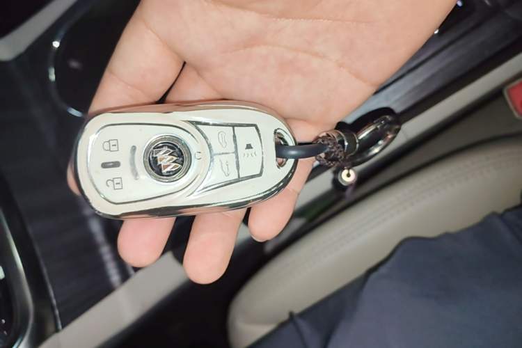 Used Buick GL8 2022 Land Cruiser Executive Class 652T Comfort Model Vehicle Key