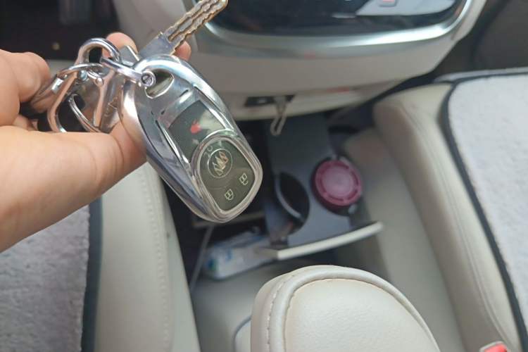 Used Buick GL8 2022 Land Cruiser Executive Class 652T Comfort Model Vehicle Key