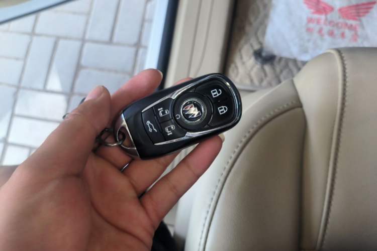 Used Buick GL8 2022 ES Land Cruiser 653T Luxury Model Vehicle Key