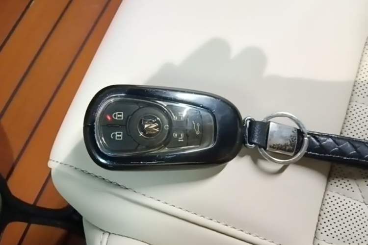 Used Buick GL8 2022 ES Land Cruiser 653T Luxury Model Vehicle Key