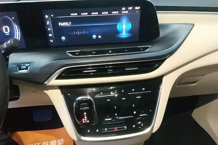 Used Buick GL8 2022 ES Landtrek 653T Flagship Model Audio And AC Panel
