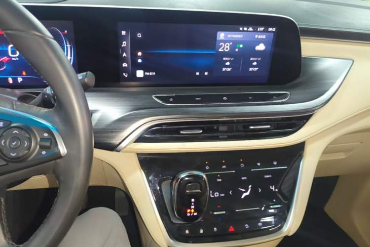 Used Buick GL8 2022 ES Landtrek 653T Luxury Edition Audio And AC Panel