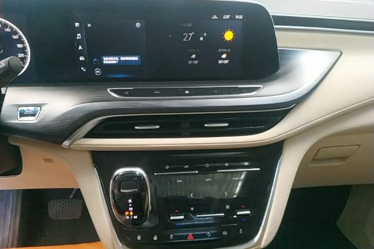 Used Buick GL8 2022 ES Land Cruiser 653T Luxury Model Audio And AC Panel