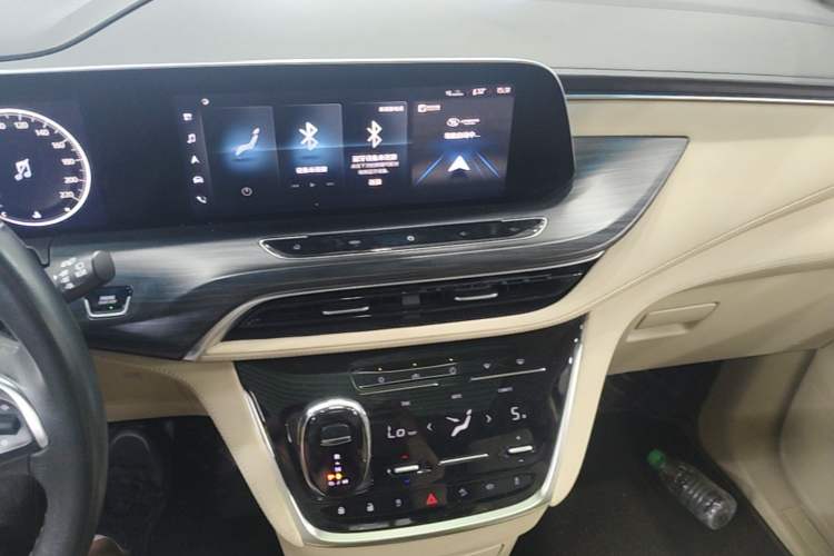 Used Buick GL8 2022 ES Landtrek 653T Luxury Edition Audio And AC Panel