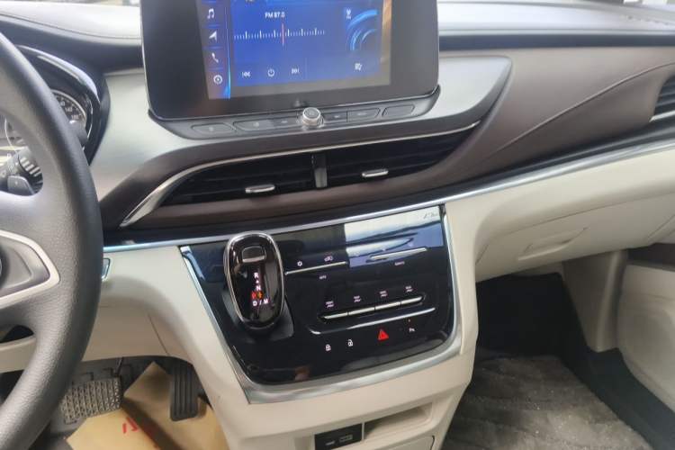 Used Buick GL8 2022 Land Cruiser Executive Class 652T Comfort Model Audio And AC Panel