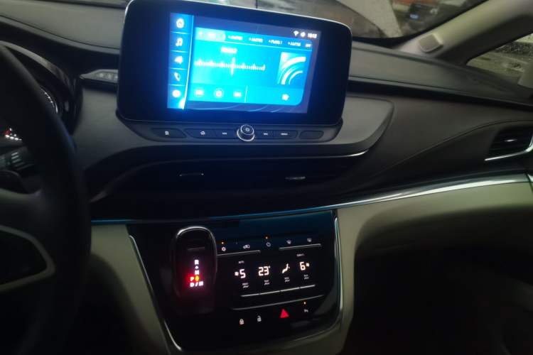 Used Buick GL8 2022 Land Cruiser Executive Class 652T Comfort Model Audio And AC Panel