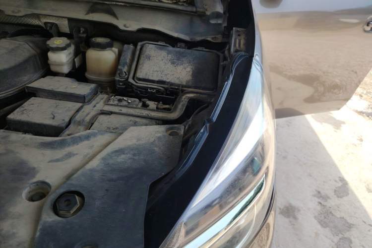 Used Buick GL8 2022 Land Cruiser Executive Class 652T Comfort Model Engine Bay Left