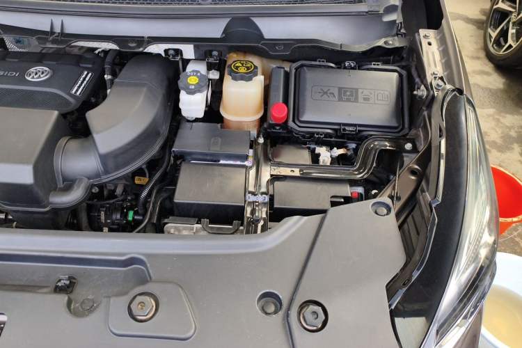 Used Buick GL8 2022 Land Cruiser Executive Class 652T Comfort Model Engine Bay Left