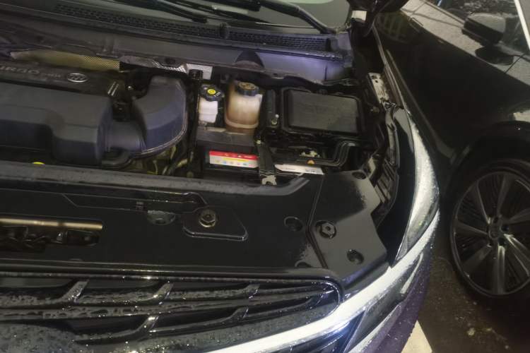 Used Buick GL8 2022 Land Cruiser Executive Class 652T Comfort Model Engine Bay Left