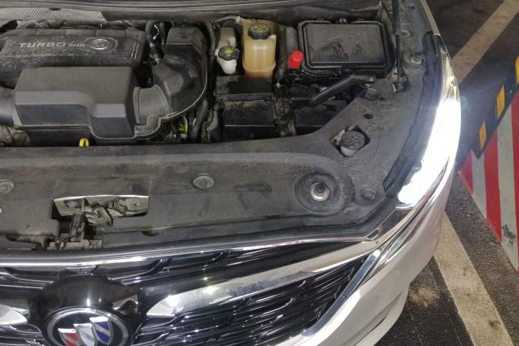 Used Buick GL8 2022 ES Land Cruiser 653T Luxury Model Engine Bay Left