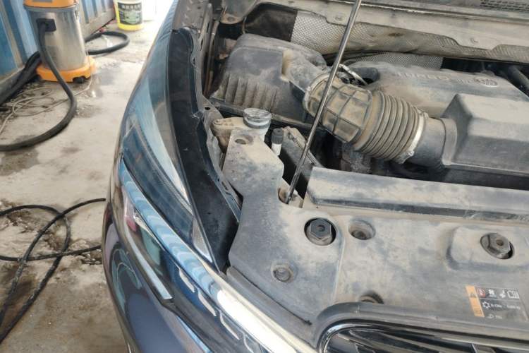 Used Buick GL8 2022 Land Cruiser Executive Class 652T Comfort Model Engine Bay Right