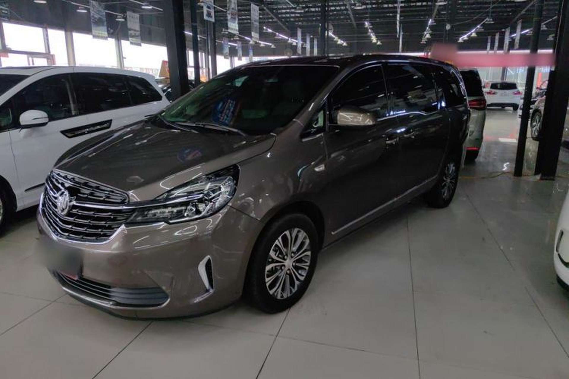 Used Buick GL8 2022 Land Business Class 652T Luxury Model Front Left 45 Deg
