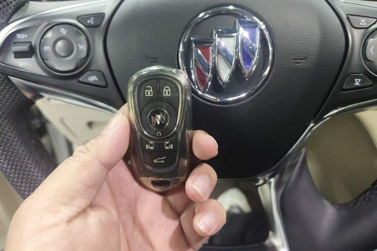 Used Buick GL8 2022 ES Landtrek 653T Flagship Model Interior 1