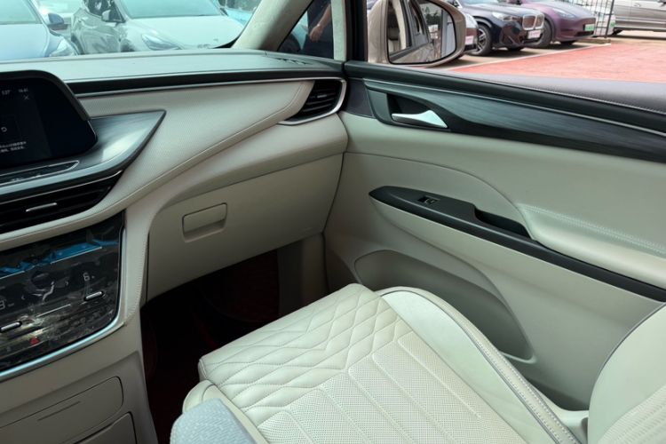 Used Buick GL8 2022 ES Landtrek 653T Comfort Edition Interior 5