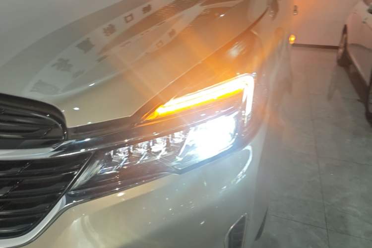 Used Buick GL8 2022 Land Cruiser Executive Class 652T Comfort Model Left Front Headlight