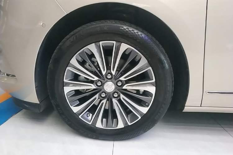 Used Buick GL8 2022 ES Landtrek 653T Flagship Model Left Front Wheel Hub