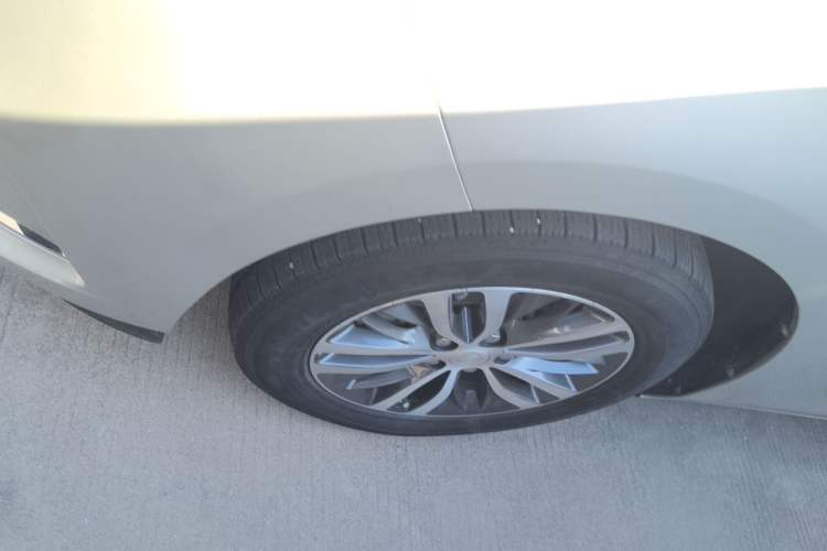 Used Buick GL8 2022 ES Landtrek 653T Comfort Edition Left Front Wheel Hub