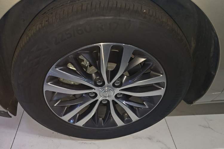 Used Buick GL8 2022 ES Landtrek 653T Comfort Edition Left Front Wheel Hub