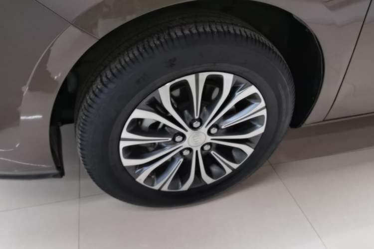 Used Buick GL8 2022 Land Cruiser Executive Class 652T Comfort Model Left Front Wheel Hub