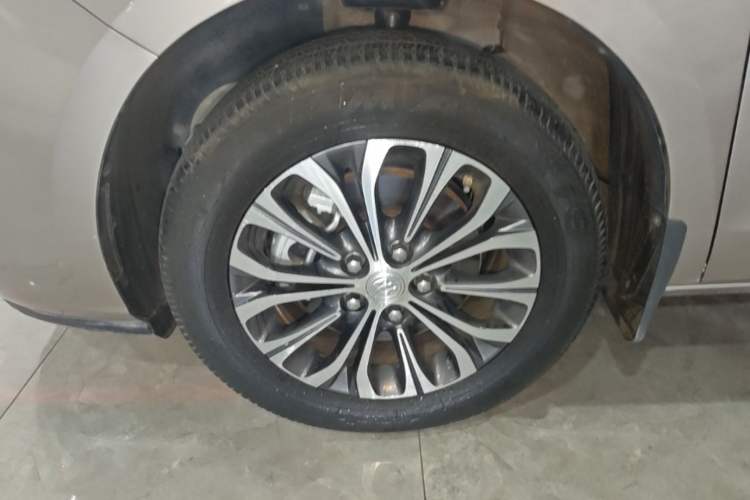 Used Buick GL8 2022 Land Cruiser Executive Class 652T Comfort Model Left Front Wheel Hub