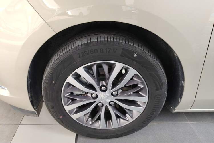 Used Buick GL8 2022 ES Landtrek 653T Comfort Edition Left Front Wheel Hub