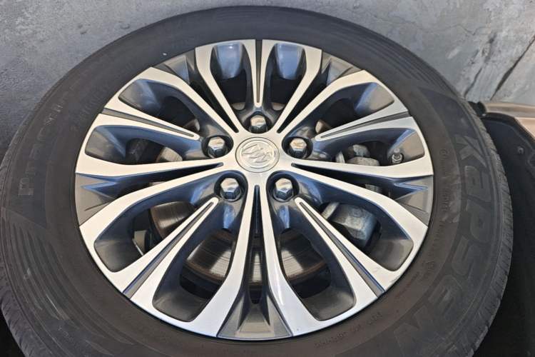 Used Buick GL8 2022 Land Cruiser Executive Class 652T Comfort Model Left Front Wheel Hub