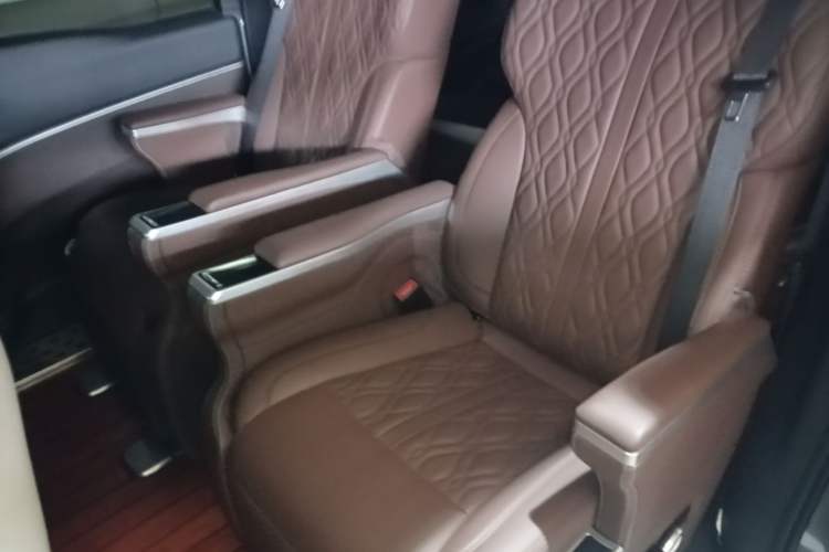 Used Buick GL8 2022 Land Business Class 652T Luxury Model Left Rear Seat