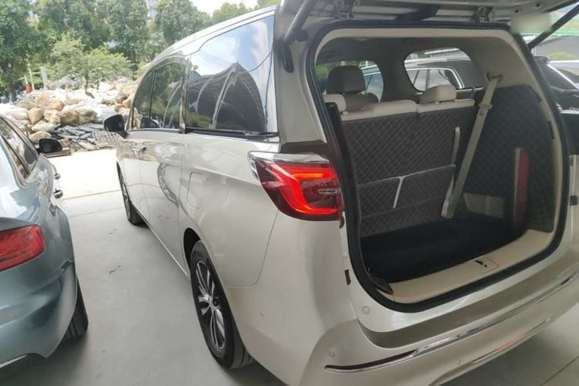 Used Buick GL8 2022 ES Landtrek 653T Luxury Edition Rear Left 45 Deg