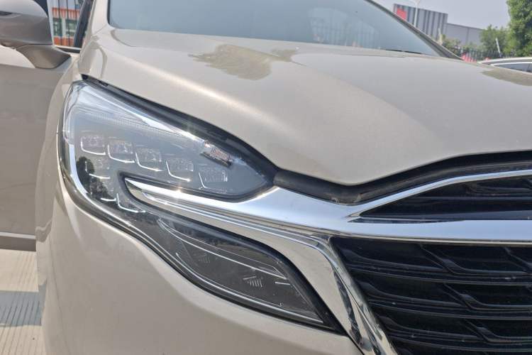 Used Buick GL8 2022 ES Landtrek 653T Flagship Model Right Front Headlight