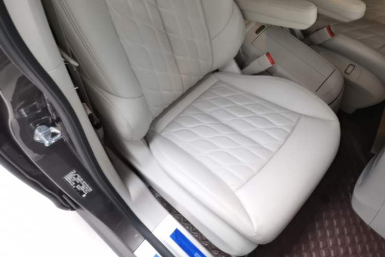 Used Buick GL8 2022 Land Cruiser Executive Class 652T Comfort Model Right Front Seat