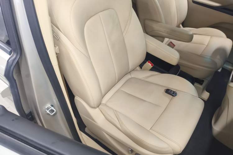 Used Buick GL8 2022 ES Landtrek 653T Luxury Edition Right Front Seat