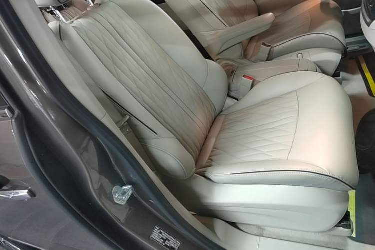 Used Buick GL8 2022 Land Business Class 652T Luxury Model Right Front Seat