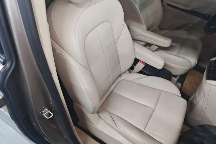Used Buick GL8 2022 ES Landtrek 653T Luxury Edition Right Front Seat