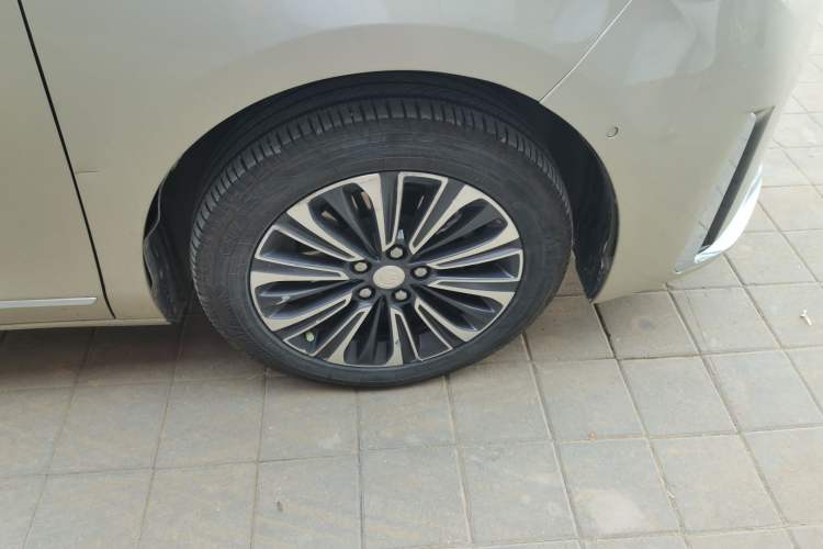 Used Buick GL8 2022 ES Land Cruiser 653T Luxury Model Right Front Wheel Hub