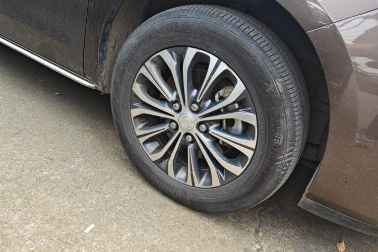Used Buick GL8 2022 Land Business Class 652T Luxury Model Right Front Wheel Hub