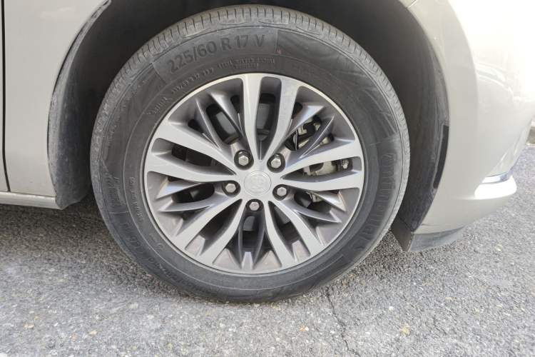 Used Buick GL8 2022 ES Landtrek 653T Comfort Edition Right Front Wheel Hub