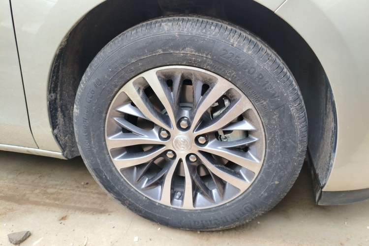 Used Buick GL8 2022 ES Landtrek 653T Comfort Edition Right Front Wheel Hub