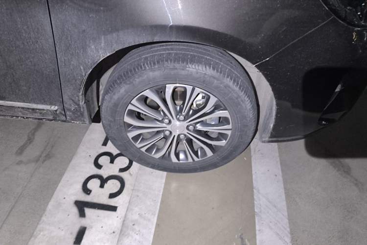 Used Buick GL8 2022 Land Business Class 652T Luxury Model Right Front Wheel Hub