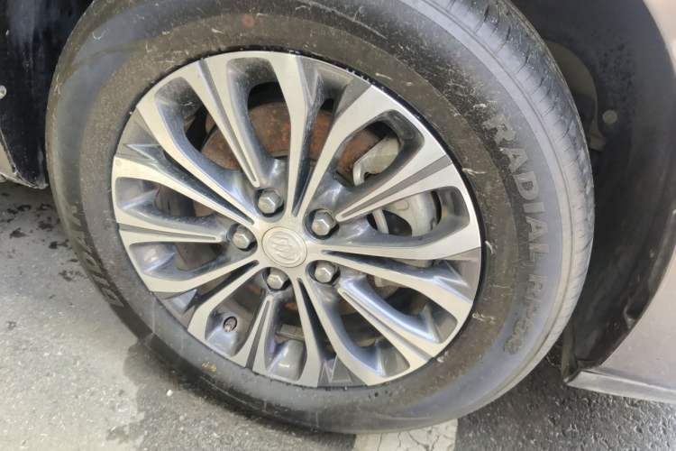 Used Buick GL8 2022 Land Cruiser Executive Class 652T Comfort Model Right Front Wheel Hub