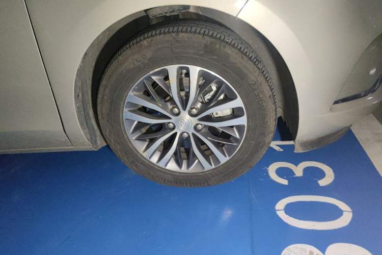 Used Buick GL8 2022 ES Landtrek 653T Comfort Edition Right Front Wheel Hub