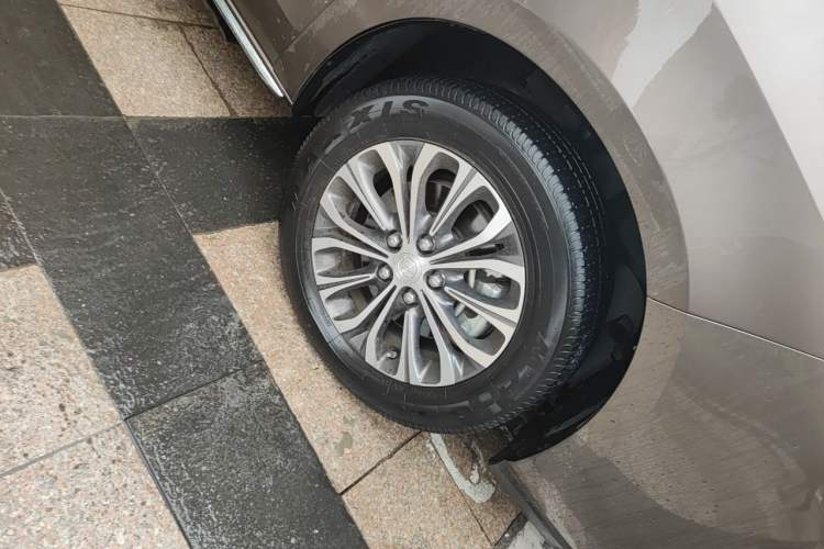 Used Buick GL8 2022 Land Business Class 652T Luxury Model Right Front Wheel Hub