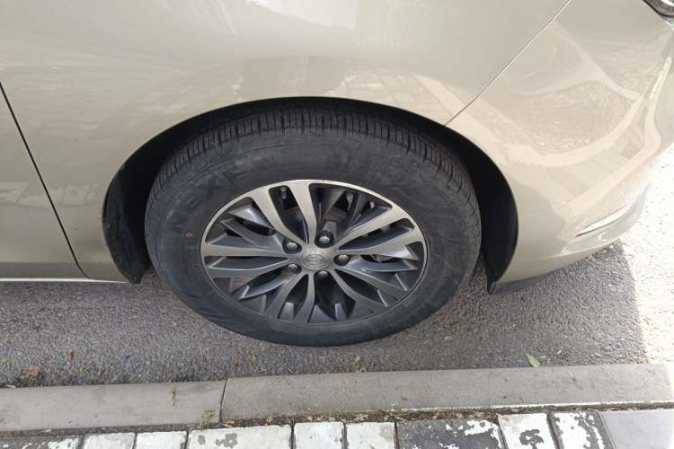 Used Buick GL8 2022 ES Landtrek 653T Comfort Edition Right Front Wheel Hub